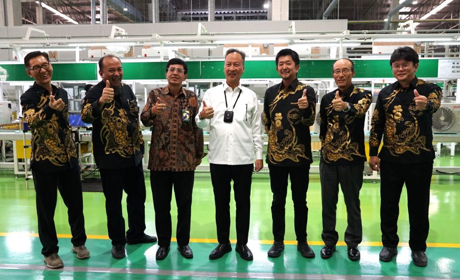 Tinjau Proses Produksi AC, Menteri Perindustrian Indonesia Kunjungi Pabrik Sharp