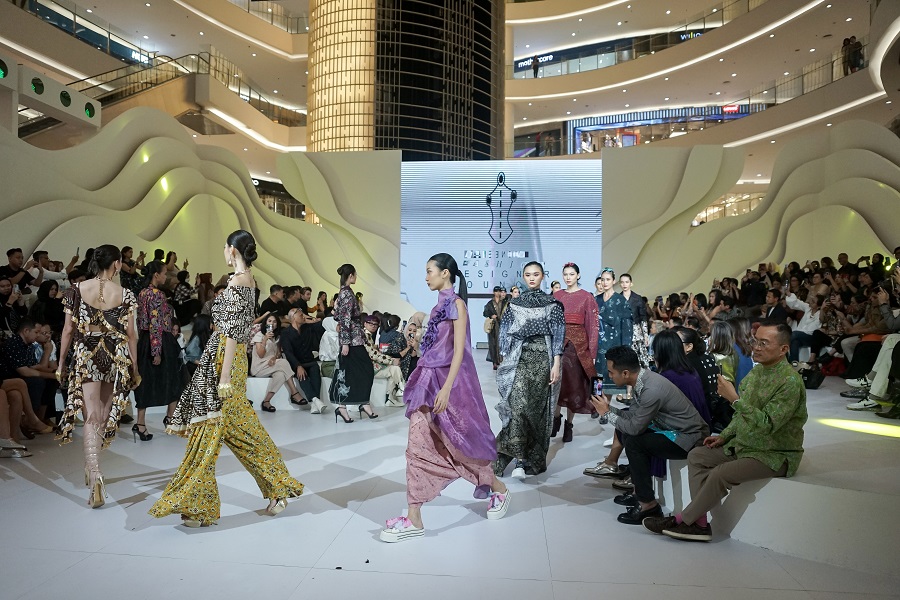 Sambut Hari Batik Nasional, IPMI Gelar KAART JAGAT IPMI Batik Fashion Show