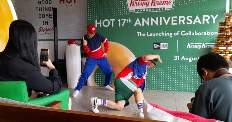 Rayakan Ulangtahun Ke-17, Krispy Kreme Bersama New Era Launching Marchadise