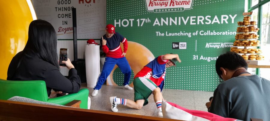 Rayakan Ulangtahun Ke-17, Krispy Kreme Bersama New Era Launching Marchadise