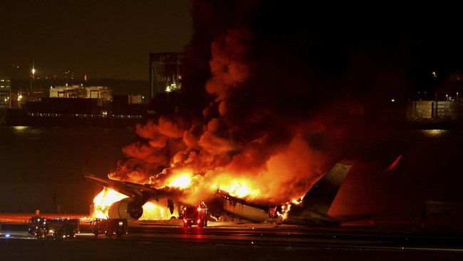 Japan Airlines Tabrakan Dengan Pesawat Lain Di Bandara Haneda, Japang