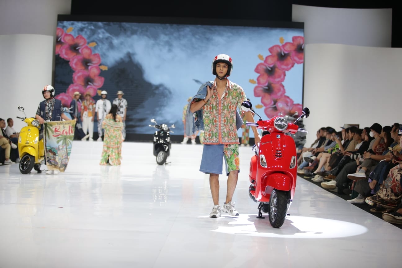 Berkolaborasi Dengan Vespa Koleksi Ghea Resort by Amanda Janna Hadir di Pagelaran Busana Indonesia Fashion Week 2024