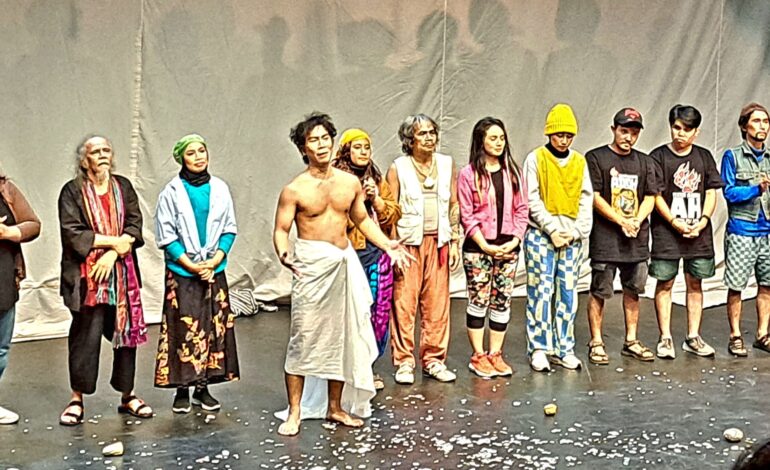 Nonton Teater di Salihara: Simbol Kemanusiaan yang Bisa Mati dalam Lakon ADUH