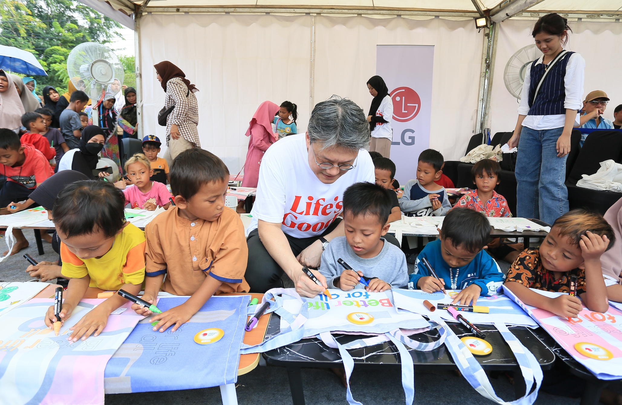 Distribusikan 3,000 Paket Makanan, LG Tutup Rangkaian Kampanye “Better life for all”